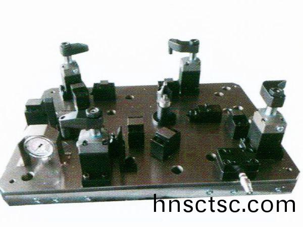 齒輪室罩蓋(gai)液壓裌具